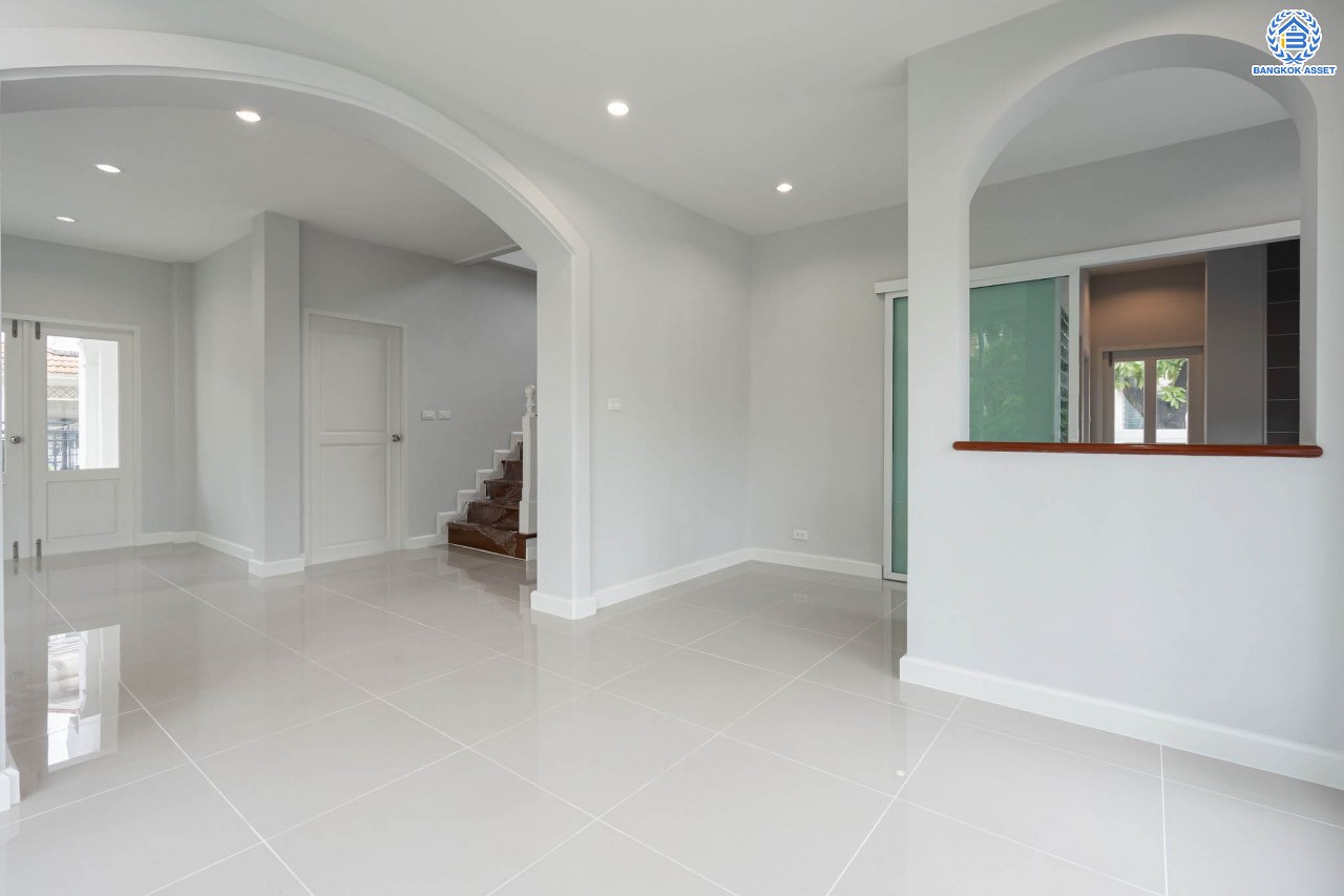 บ้านมือสองตกแต่งใหม่ ม.มณีรินทร์พาร์ค รัตนาธิเบศร์-ท่าอิฐ แบรนด์ Property Perfect เนื้อที่ 66.2 ตร.ว. ฟังก์ชัน 3 ห้องนอน 4 ห้องน้ำ 1 ห้องอเนกประสงค์ จอดรถได้ 2 คัน บนทำเลศักยภาพ เชื่อมต่อทั้ง ถนนรัตนาธิเบศร์ และถนนราชพฤกษ์ ใจกลาง 2 เซ็นทรัลฯ ใกล้ทางด่วนงามวงศ์วาน และรถไฟฟ้า "สถานีบางรักน้อยท่าอิฐ"